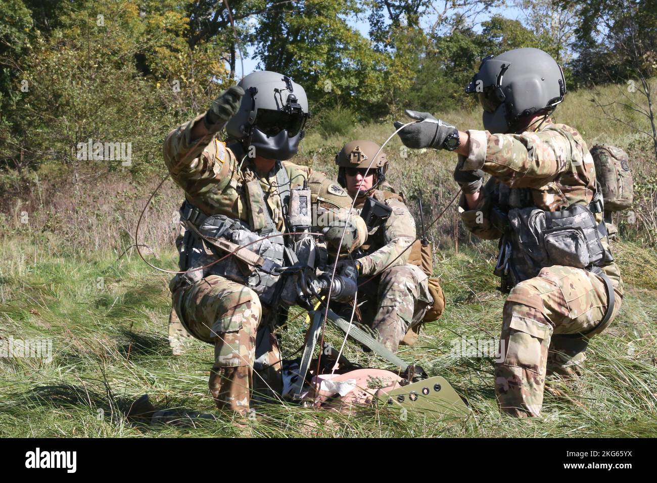 Gemeinsame Trainingsübung mit det 2. 6 Co. 3/238. AVN MEDEVAC, Cox Health und Missouri State Highway Patrol in Hercules Glade Wilderness, Bradleyville, Mo., 06. Oktober 2022. Mehrere Abteilungen in Missouri haben sich zusammengetan, um lebensrettende MEDEVAC-Szenarien zu praktizieren. (Foto von U.S. Army National Guard Spc. Rose Di Trolio.) Stockfoto