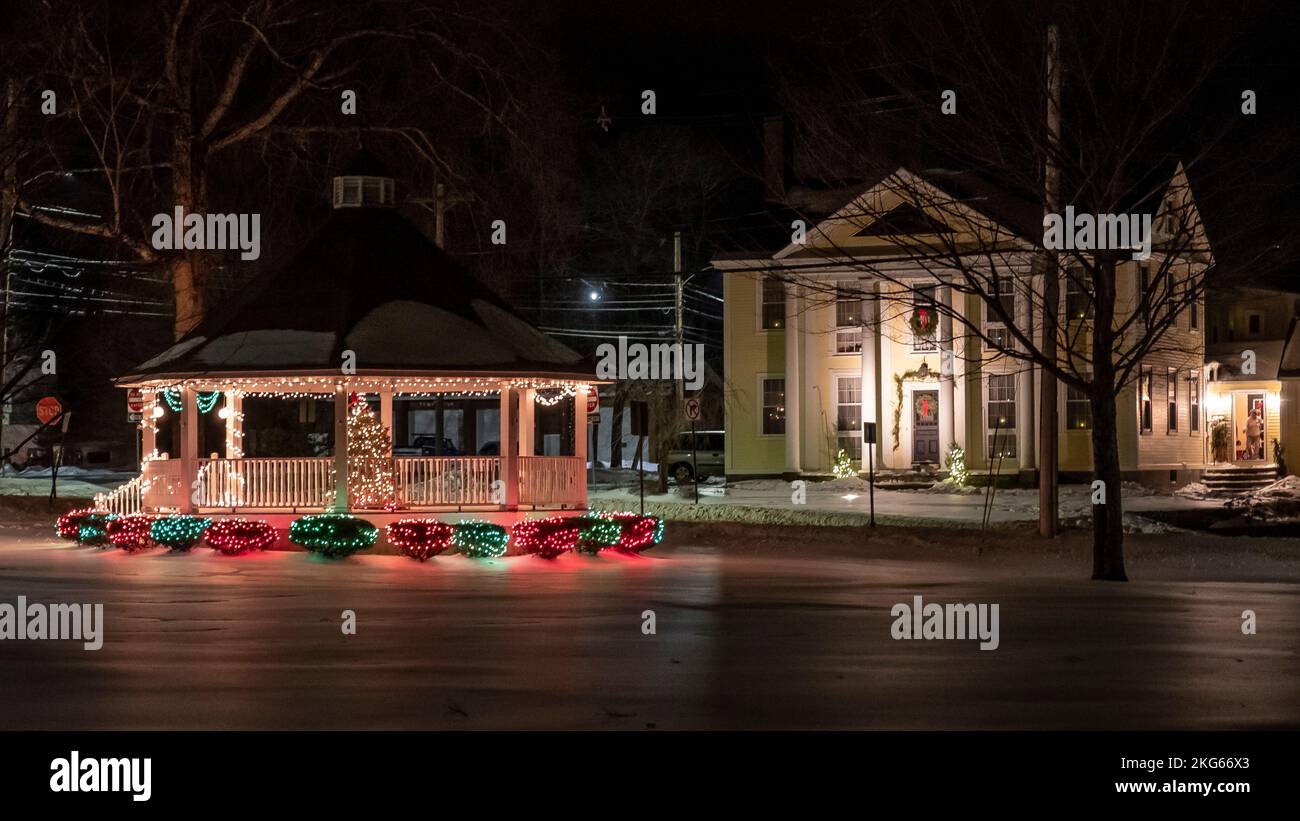 Weihnachtsdekorationen schmücken den Bandstand auf Templeton, MA Town Common Stockfoto