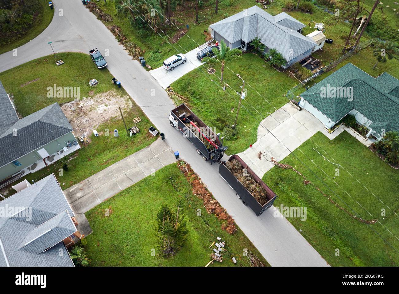 Luftaufnahme des Orkans Ian Special Aftermath Recovery Muldenkipper Abholung Vegetation Trümmer aus Florida Vorstadtstraßen. Umgang mit Stockfoto