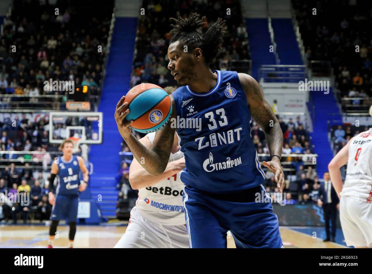 Sankt Petersburg, Russland. 21.. November 2022. Trey Tompkins (Nr. 33) von Zenit, gesehen während des VTB United League Basketballspiels zwischen Zenit und MBA in der Sibur Arena. Endergebnis: Zenit 87:62 MBA. Kredit: SOPA Images Limited/Alamy Live Nachrichten Stockfoto