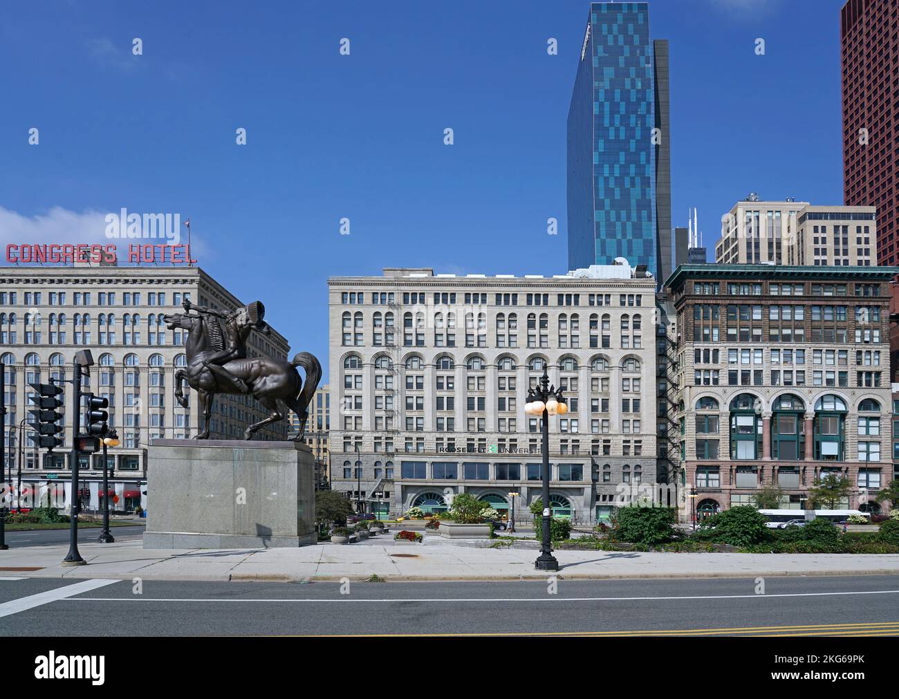 Chicago, USA - 2022. August: Congress Plaza mit Spearman-Statue und Roosevelt University auf der Michigan Avenue Stockfoto
