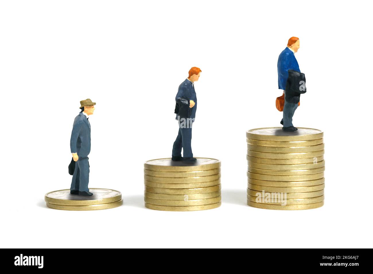 Miniatur-Menschen-Spielzeug-Figuren-Fotografie. Ein Geschäftsmann steht in der Schlange und klettert die Treppe aus dem Münzhaufen hoch. Isoliert auf weißem Hintergrund. Bild Stockfoto