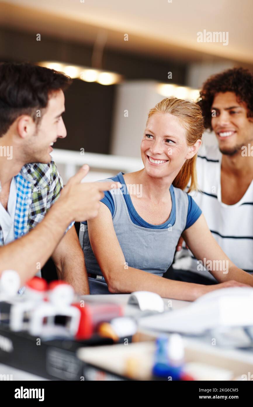 Hören wir uns Ihre Gedanken an... Eine Gruppe von Kollegen, die gemeinsam im Büro arbeiten. Stockfoto