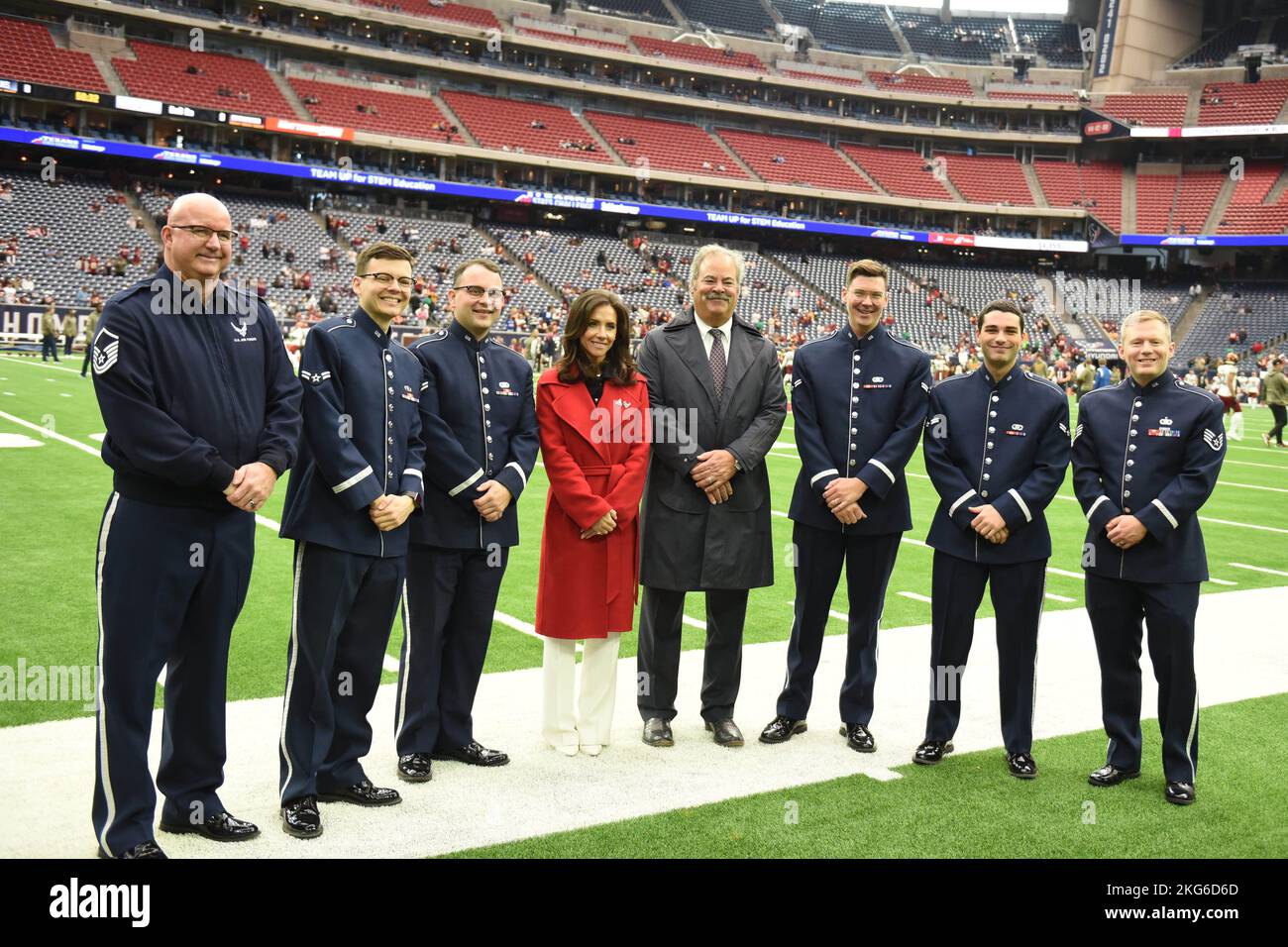 United States Air ForceÕs Band of the West mit Cal und Hannah McNair vor dem NFL Football Game zwischen den Washington Commanders und dem Houston T Stockfoto