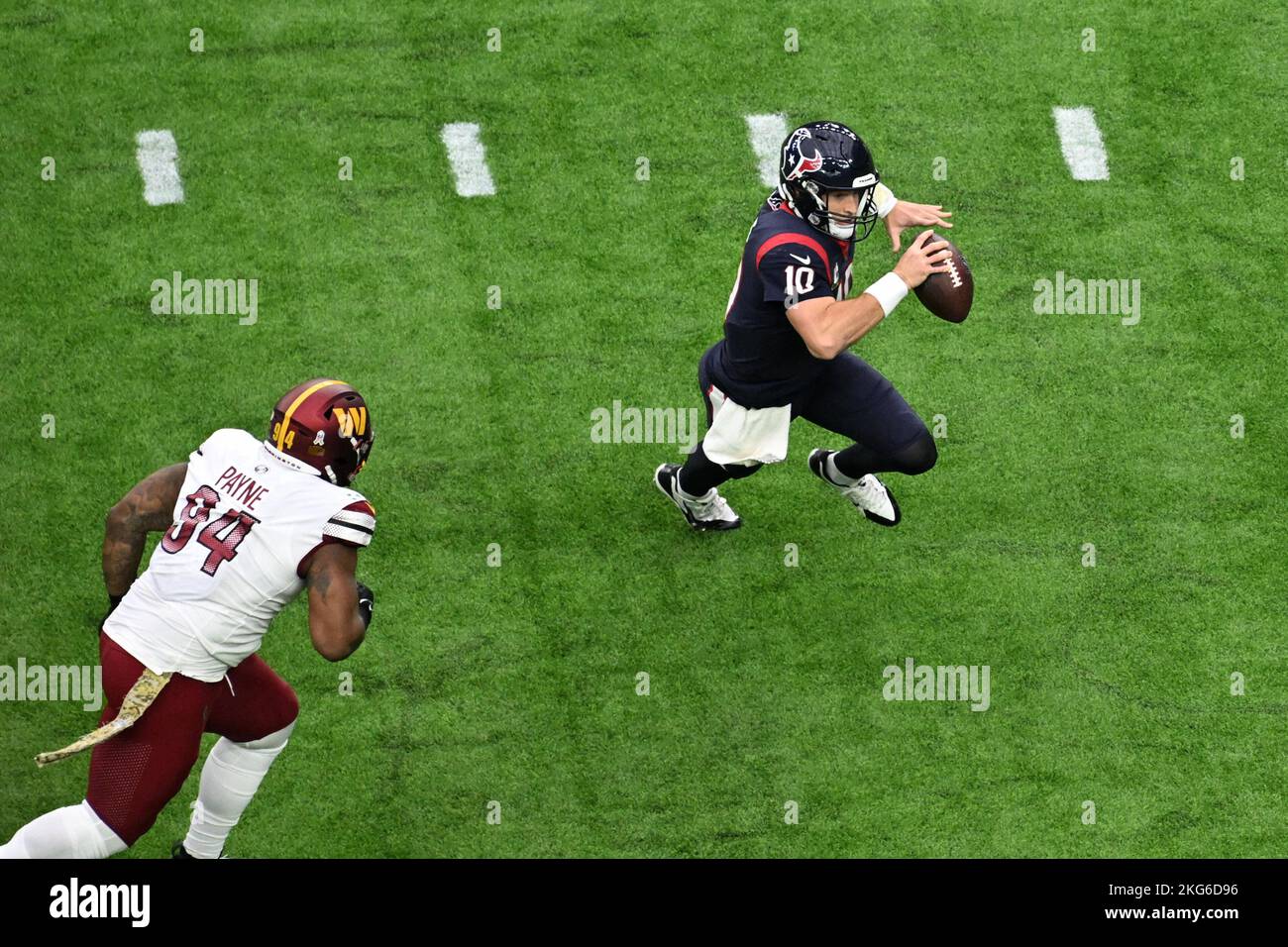 Der Quarterback der Houston Texans Davis Mills (10) entkommt während des NFL Football Game B den Washington Commanders-Defensivkampf Daron Payne (94) Stockfoto
