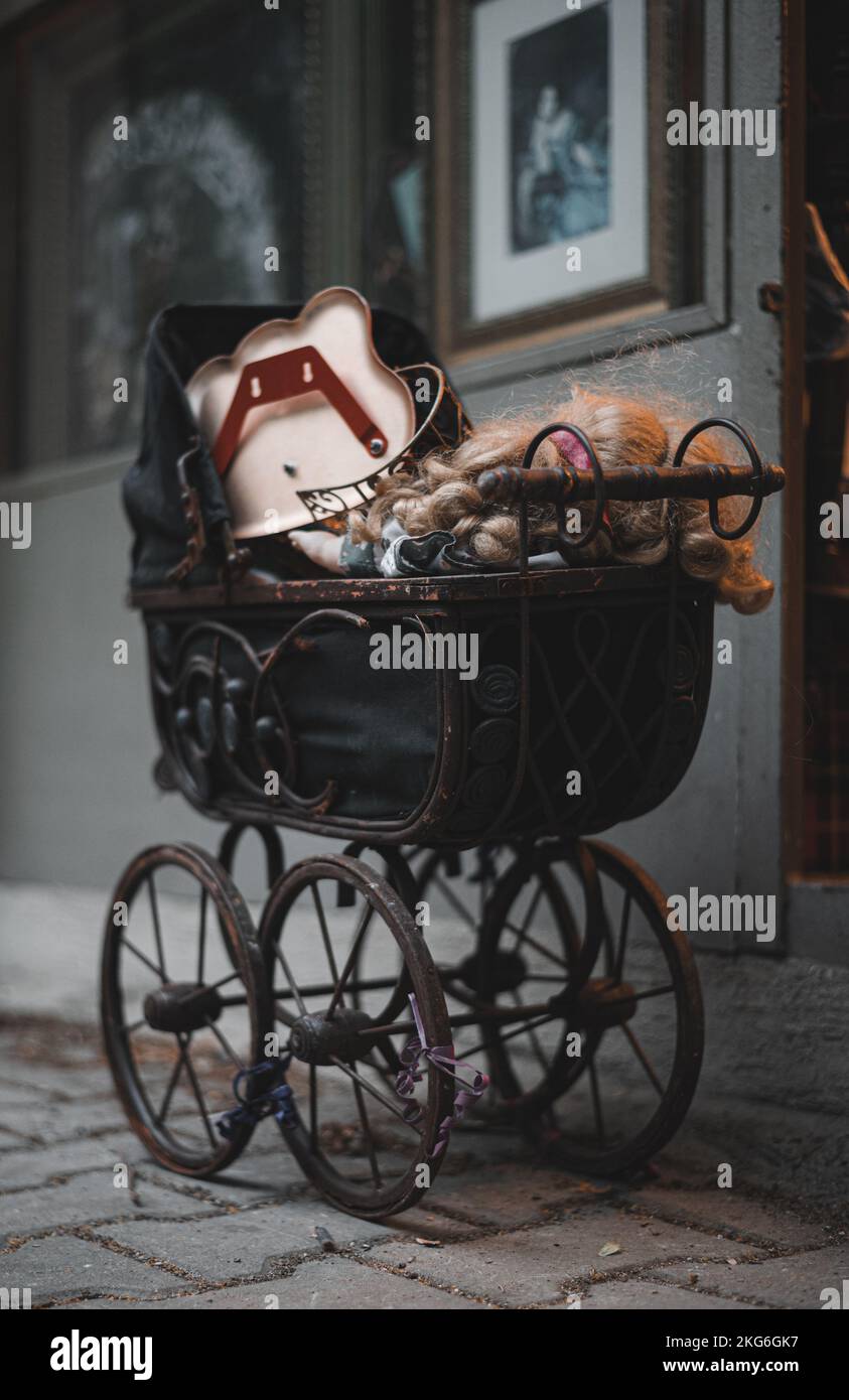 Vintage kinderwagen -Fotos und -Bildmaterial in hoher Auflösung – Alamy