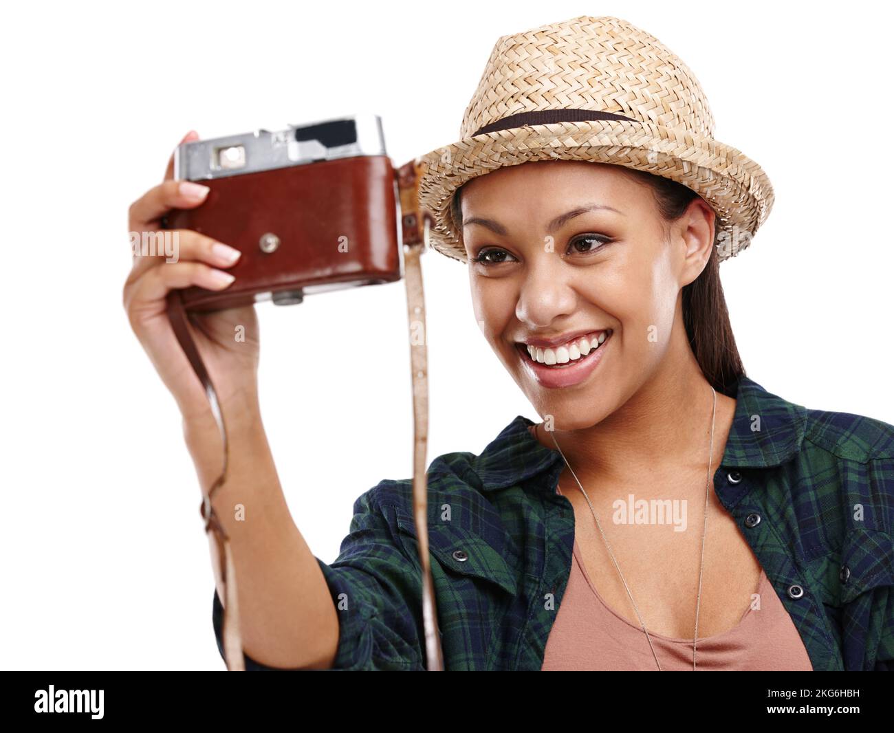 Das Leben vor der digitalen Welt. Eine attraktive junge Frau, die mit einer auf Weiß isolierten Retro-Kamera ein Foto von sich macht. Stockfoto Das Leben vor der digitalen Welt. Eine attraktive junge Frau, die mit einer auf Weiß isolierten Retro-Kamera ein Foto von sich macht. Stockfoto