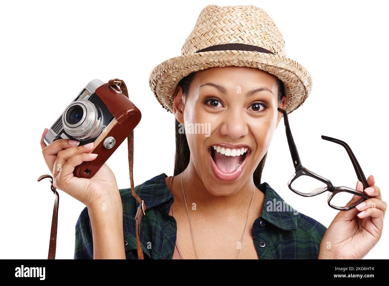 Ich werde Fotos machen. Porträt einer aufgeregt aussehenden jungen Frau mit einer Brille und einer auf Weiß isolierten Retro-Kamera. Stockfoto Ich werde Fotos machen. Porträt einer aufgeregt aussehenden jungen Frau mit einer Brille und einer auf Weiß isolierten Retro-Kamera. Stockfoto