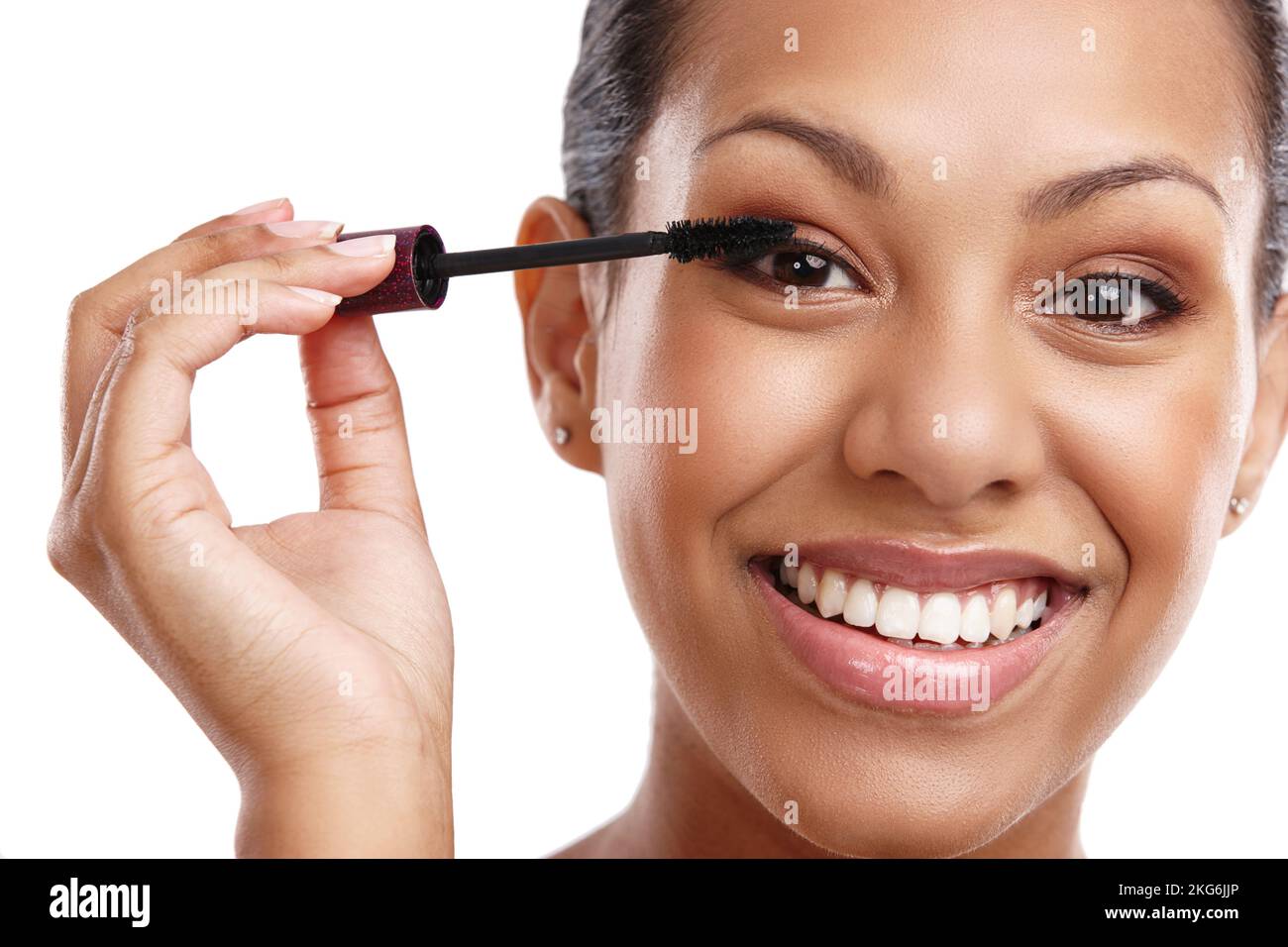 Machen Sie jeden Tag Ihr Make-up wert. Eine wunderschöne junge Frau, die Mascara in einem Studio-isolierten auf Weiß aufgibt. Stockfoto