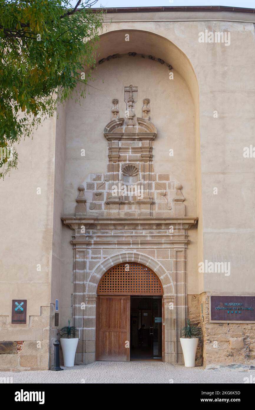 Alcantara, Spanien - 5.. Oktober 2022: Hospederia Conventual de Alcantara. Ehemaliges franziskanerkloster aus dem 15.. Jahrhundert. Caceres, Spanien Stockfoto