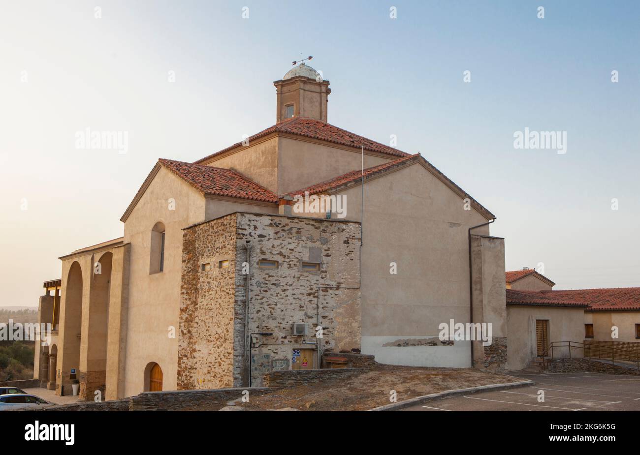 Alcantara, Spanien - 5.. Oktober 2022: Hospederia Conventual de Alcantara. Ehemaliges franziskanerkloster aus dem 15.. Jahrhundert. Caceres, Spanien Stockfoto