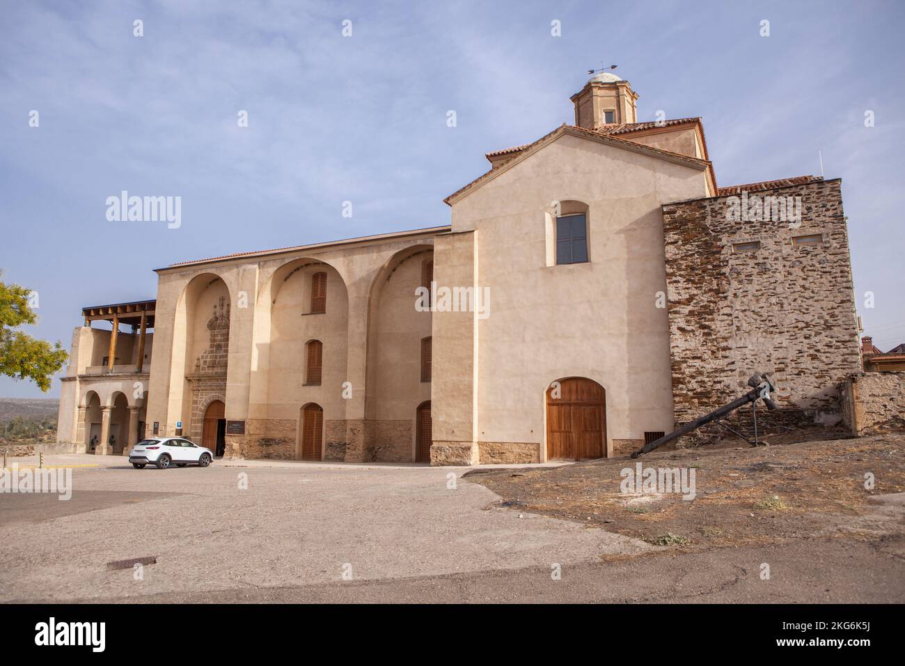 Alcantara, Spanien - 6.. Oktober 2022: Hospederia Conventual de Alcantara. Ehemaliges franziskanerkloster aus dem 15.. Jahrhundert. Caceres, Spanien Stockfoto