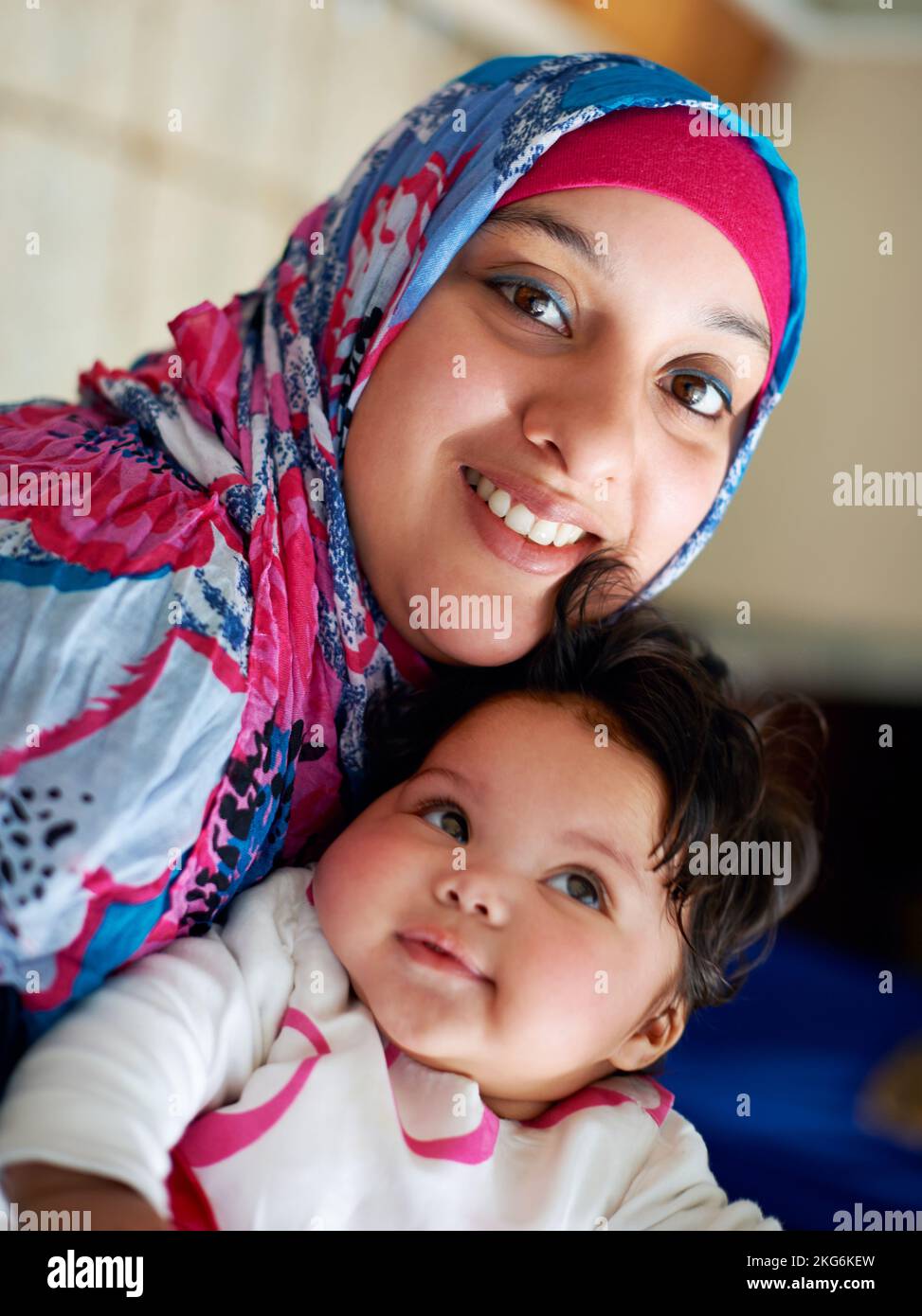 Das Licht meines Lebens. Eine muslimische Mutter und ihr kleines Mädchen. Stockfoto