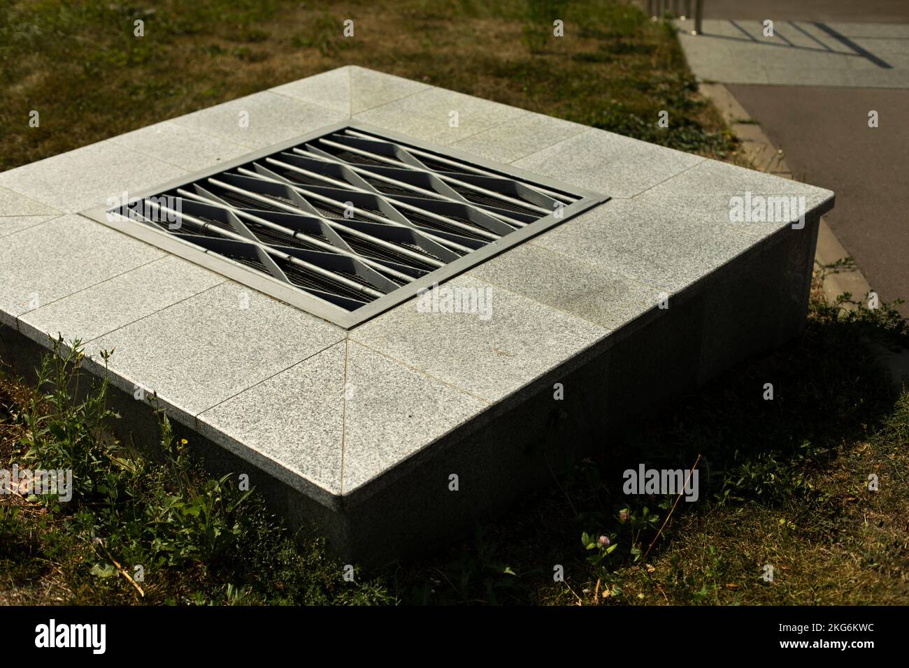 Lüftungsluke in der Stadt. Kühlergrill zur Belüftung. Infrastruktur auf der Straße. Technische Architekturdetails. Stockfoto Lüftungsluke in der Stadt. Kühlergrill zur Belüftung. Infrastruktur auf der Straße. Technische Architekturdetails. Stockfoto