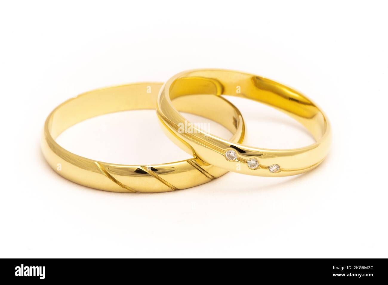 Ein Paar Goldring auf weißem Hintergrund isoliert Stockfoto
