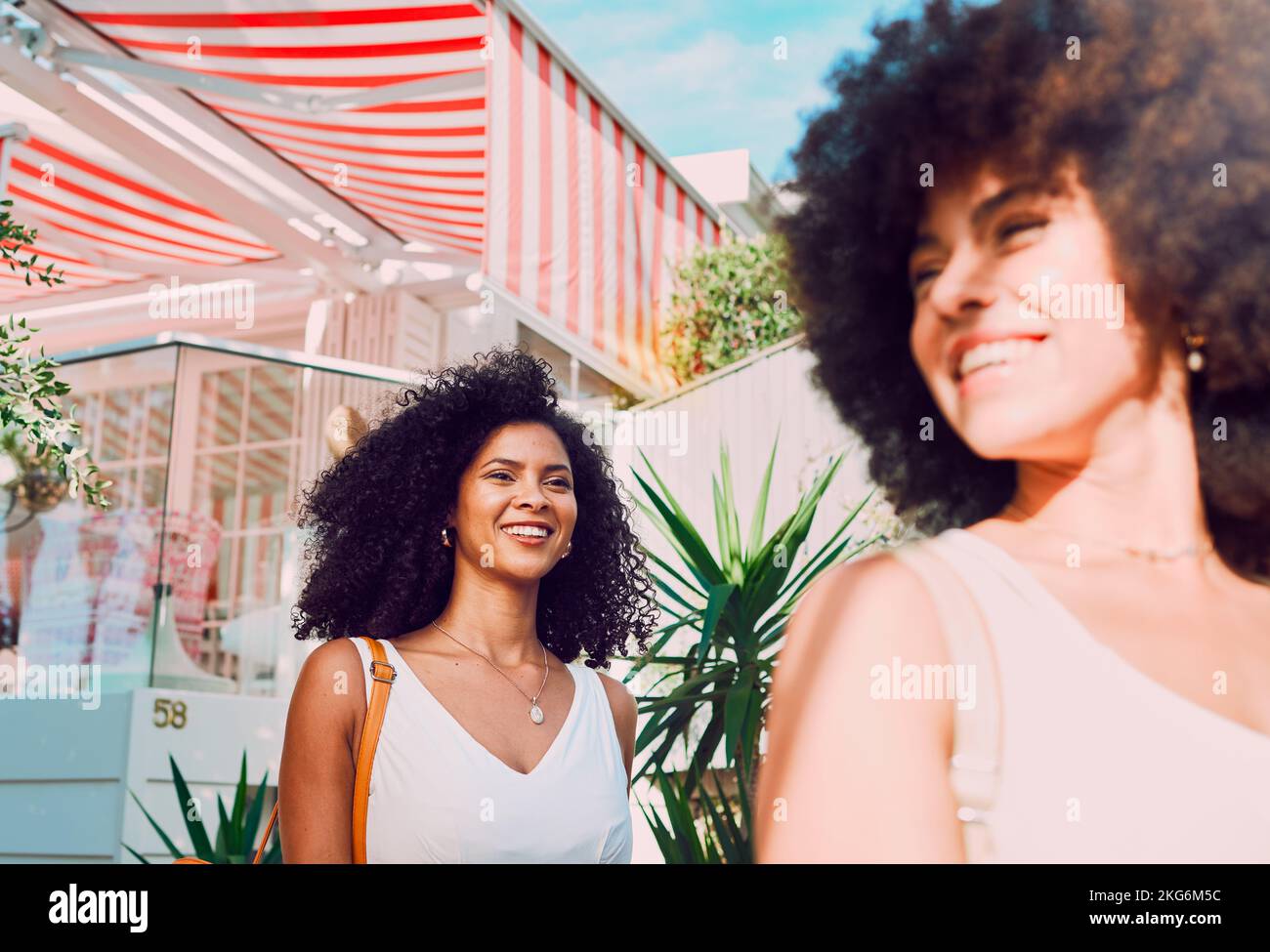 Schwarze Frauen, Freunde und Glück im Freien im Urlaub, Reisen und Spaß im Ferienhaus in der Stadt für die Bindung am Wochenende. Lächeln, Afro und junger Afrikaner Stockfoto