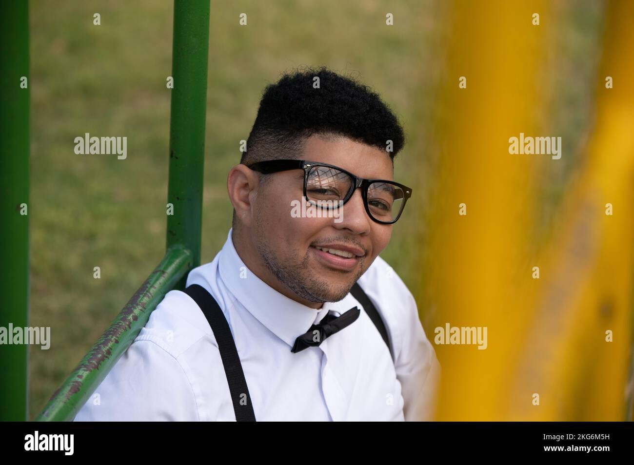 Ein lächelnder Mann wurde aus der Nähe erschossen Stockfoto