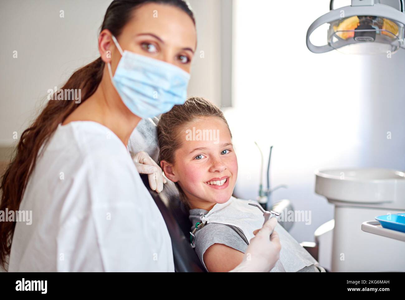 Kommen wir zum Geschäft. Eine Zahnärztin und ihre Kinderpatientin. Stockfoto