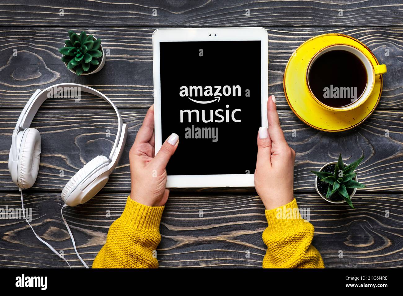 Bangkok, Thailand Oktober 2022 Amazon Musik Online-Musik-Streaming-Plattform und speichern, auf dem Bildschirm von Tablet in der Hand, kabellose Kopfhörer, Ladegerät Capsu Stockfoto
