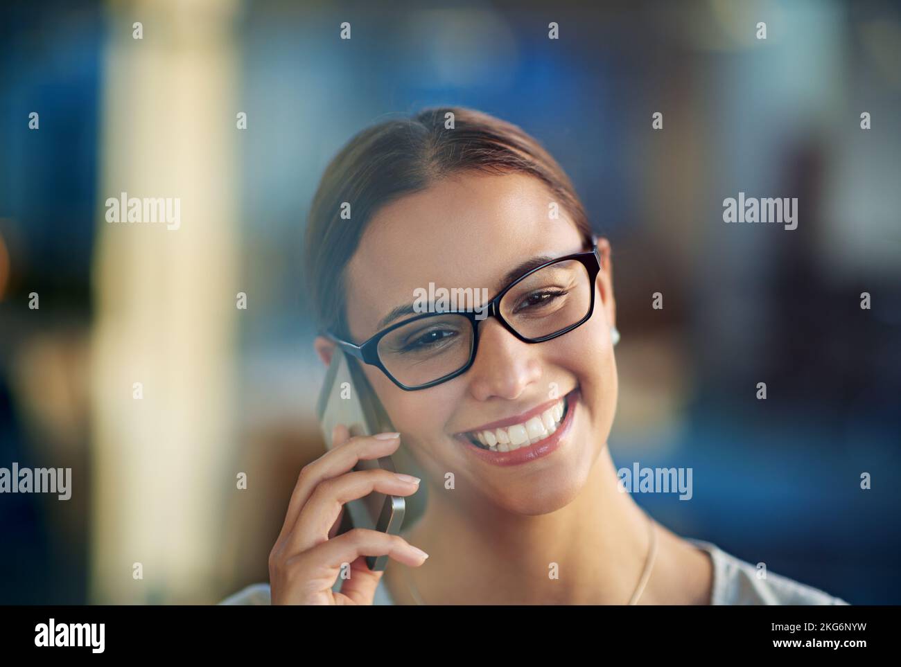 Es ist toll, von Ihnen zu hören. Eine attraktive junge Geschäftsfrau im Büro. Stockfoto