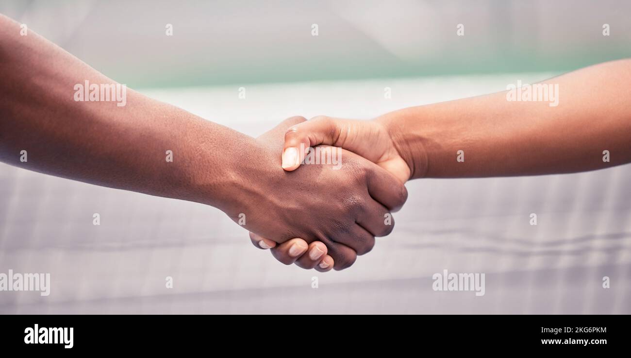 Nahaufnahme, Handschlag und Sport für Unterstützung, Teamarbeit oder Respekt im Freien auf dem Tennisplatz mit Vielfalt. Händeschütteln, Training und Sport für Fitness Stockfoto
