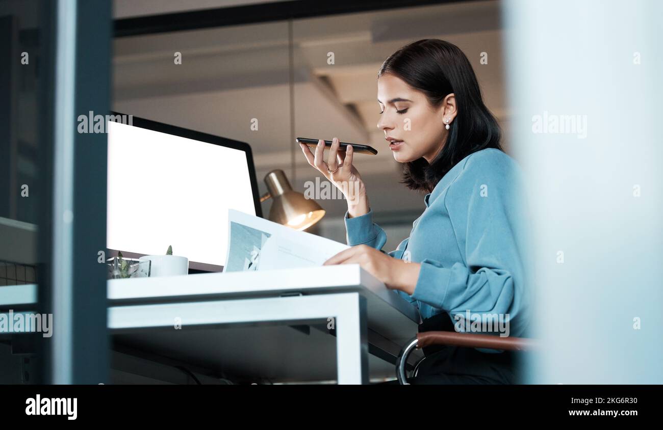 Geschäftsfrau, Telefon- und Sprachaufzeichnung im Büro für Kommunikation, Diskussion oder Marketingidee. Weibliche Angestellte, die ein Unternehmen hat Stockfoto