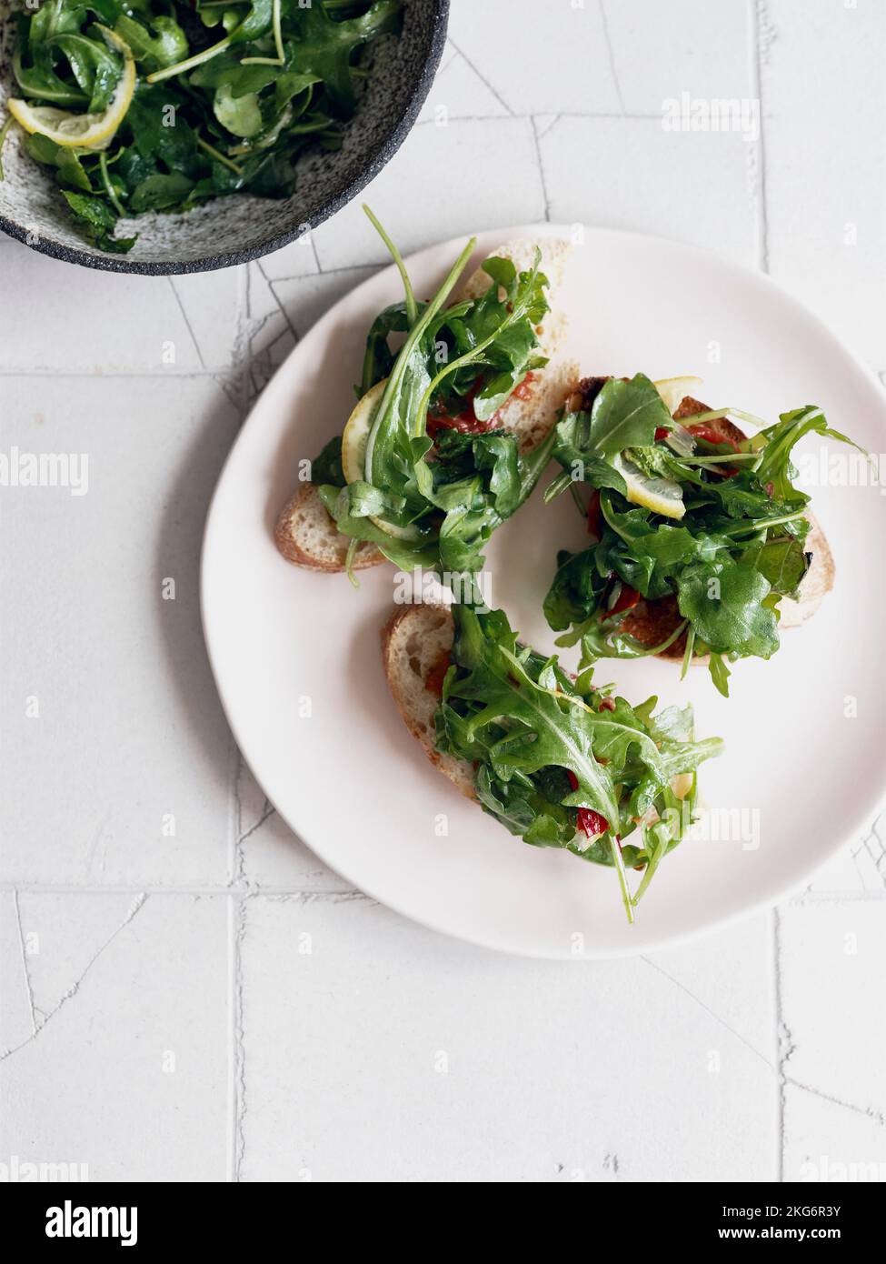 Toast mit Stillebewesen auf dem Teller Stockfoto