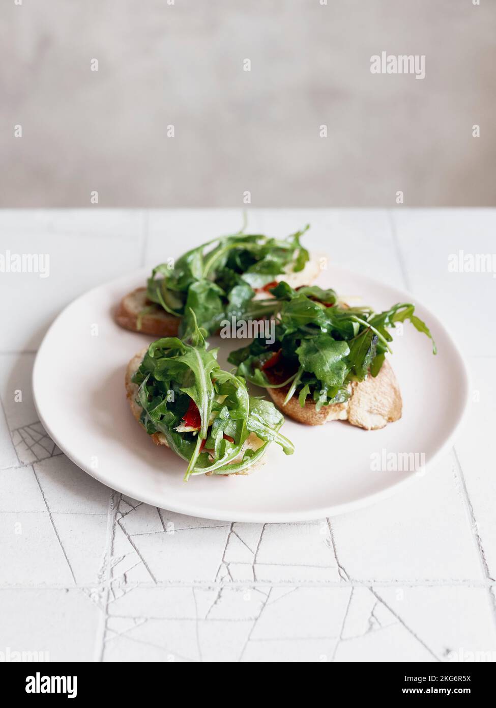 Toast mit Stillebewesen auf dem Teller Stockfoto