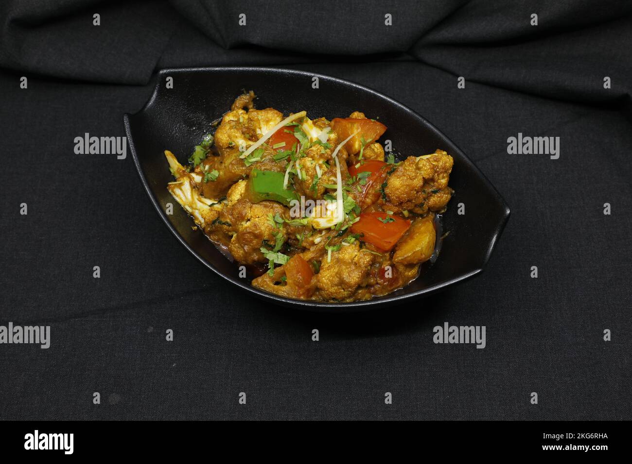 Aloo gobi, Alu gobi ist ein vegetarisches Gericht aus dem indischen Subkontinent, das aus Kartoffeln, Blumenkohl und indischen Gewürzen hergestellt wird. Es ist beliebt Stockfoto