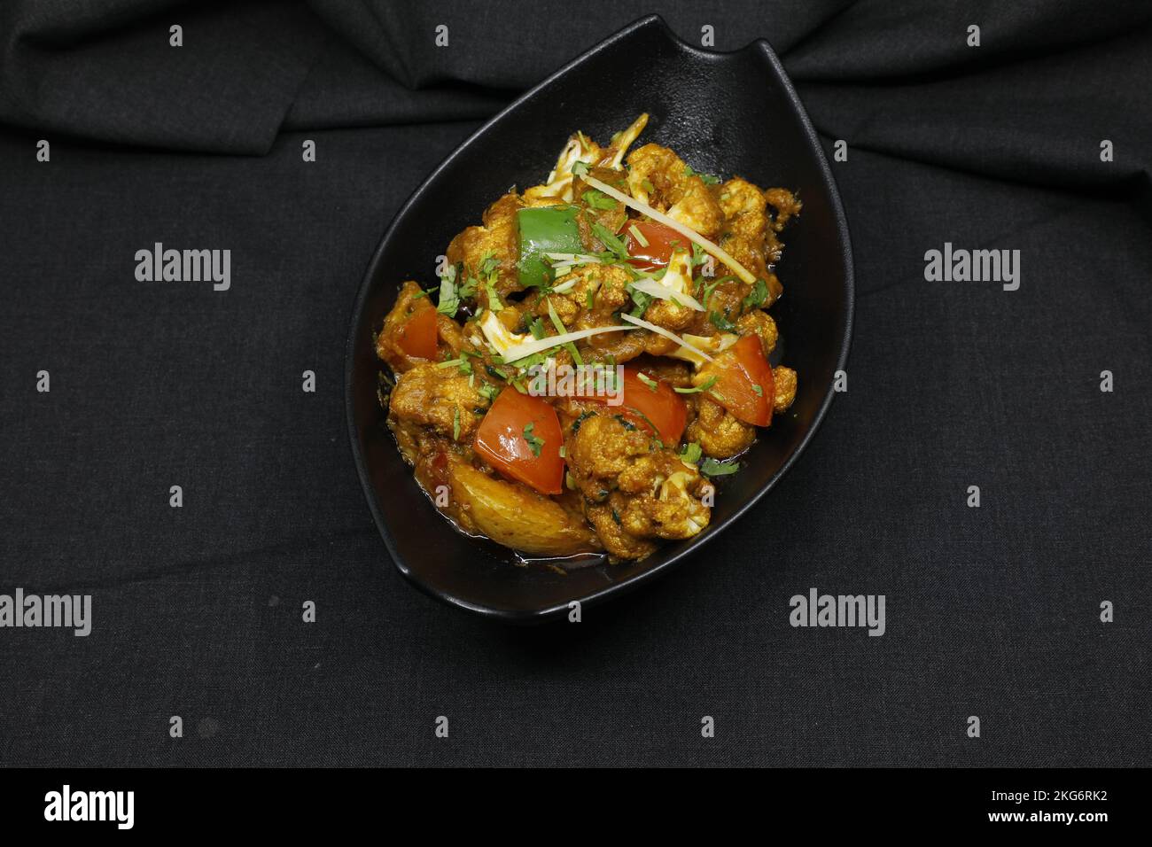 Aloo gobi, Alu gobi ist ein vegetarisches Gericht aus dem indischen Subkontinent, das aus Kartoffeln, Blumenkohl und indischen Gewürzen hergestellt wird. Es ist beliebt Stockfoto