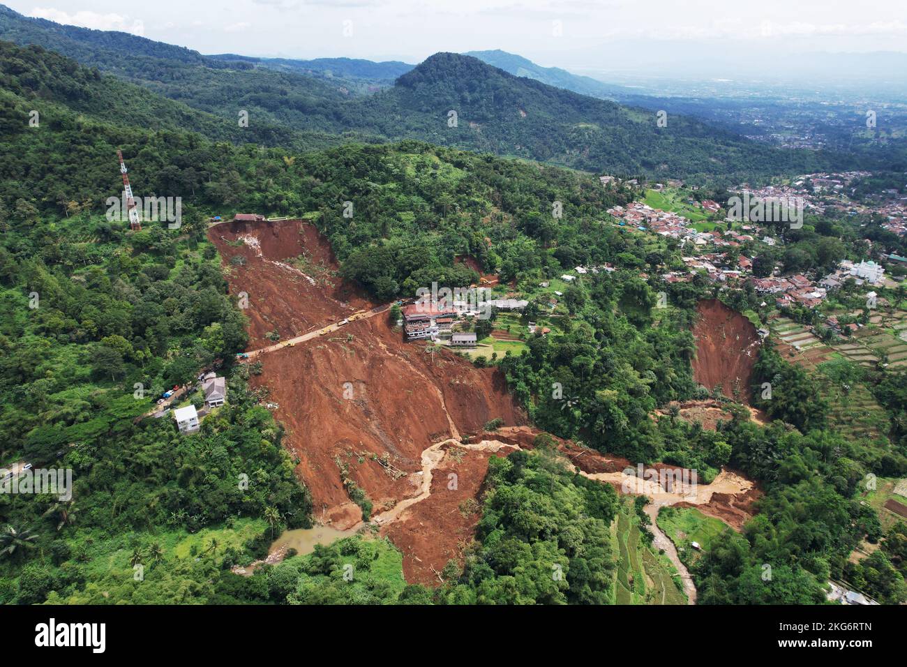 Cianjur, West-Java, Indonesien. 22.. November 2022. Luftaufnahme zeigt den Erdrutsch auf der Autobahn Puncak-Cianjur in Cugenang, Cianjur. Ein Erdbeben der Stärke 5,6 am 21. November vergraben Hunderte von Häusern Schlammlawinen und schätzungsweise 30 noch vermisste Opfer sind immer noch vermisst. Der Erdrutsch Schnitt auch den Highway Puncak - Cianjur ab. (Bild: © Algi Febri Sugita/ZUMA Press Wire) Stockfoto