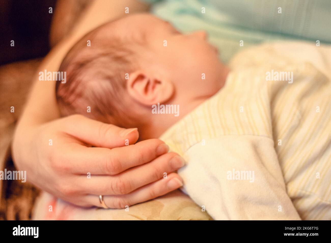 Nahaufnahme des Konzeptfotos des Babykopfes Stockfoto