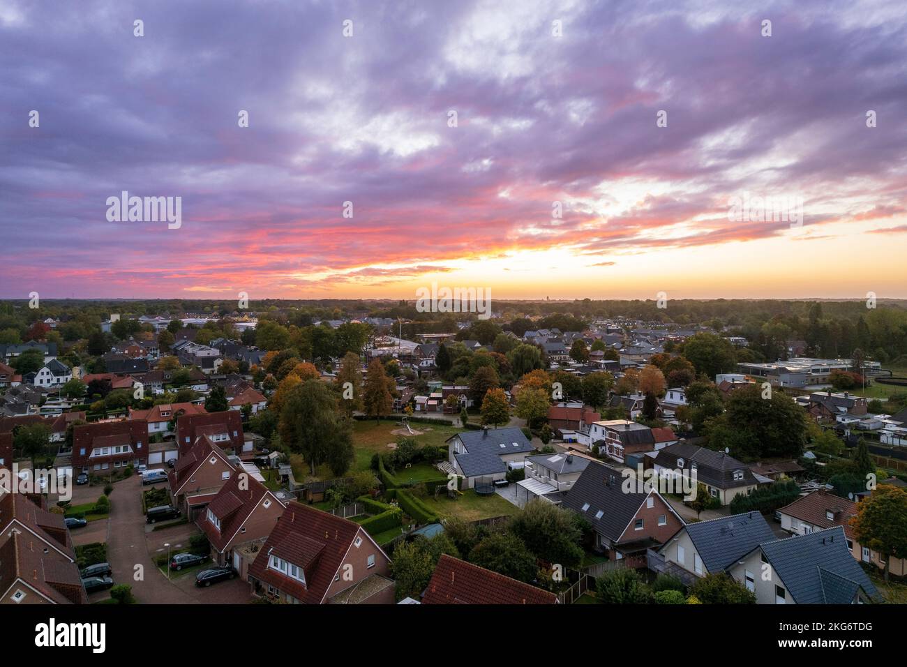 Panoramablick, Sonnenuntergang in der Stadt. Städte und Gemeinden in Deutschland, Drone, Gronau, Deutschland Stockfoto