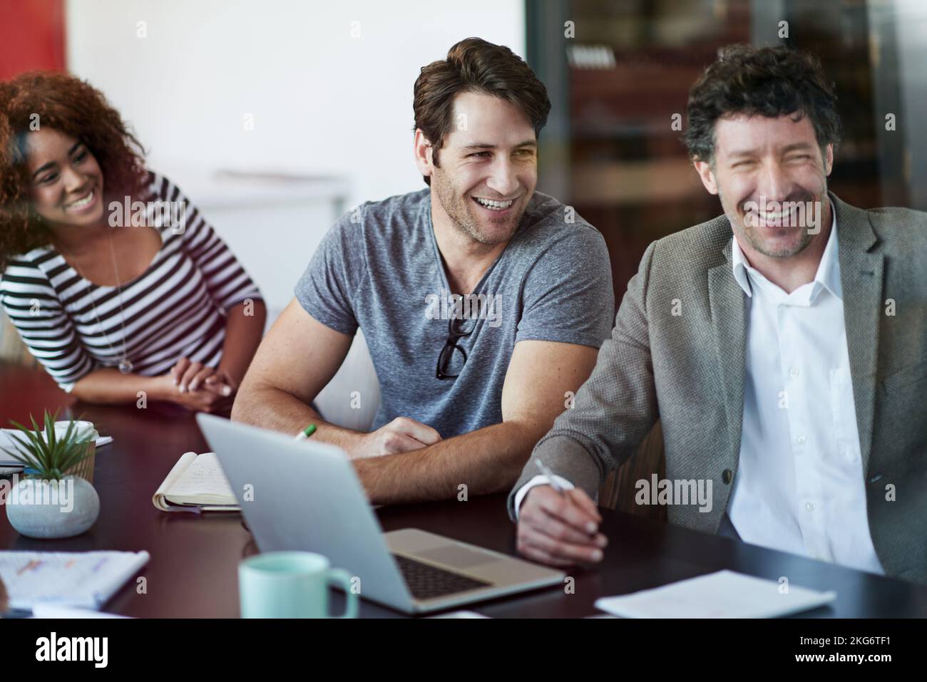 Lockes Meeting. Kollegen, die an einem Sitzungstisch sitzen. Stockfoto
