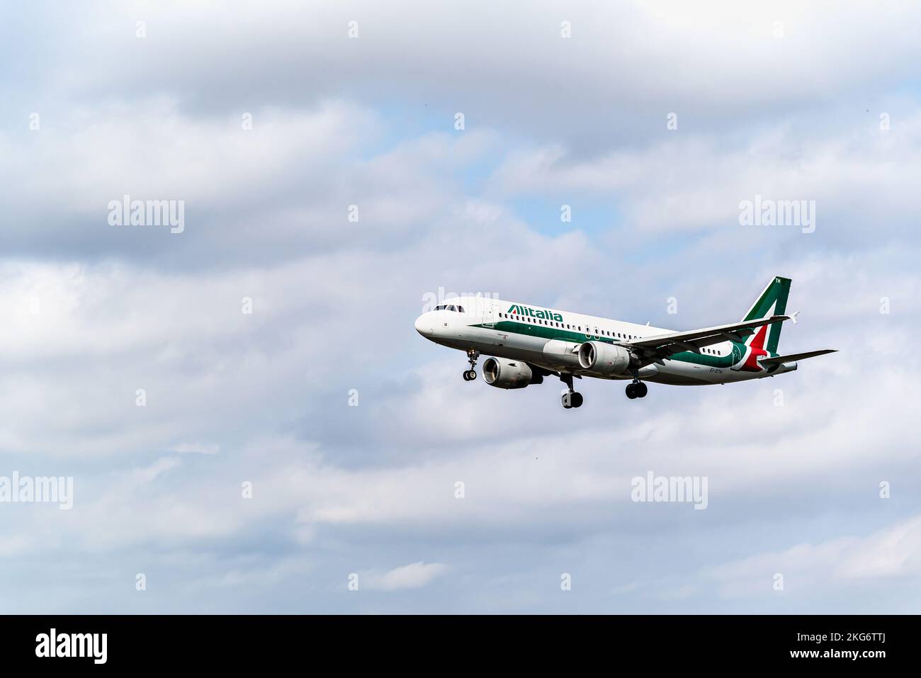 Barcelona, Spanien; 09. Oktober 2022: Airbus A320-216 des Unternehmens Alitalia, Landung auf dem Josep Tarradellas Airport in Barcelona-El Prat Stockfoto