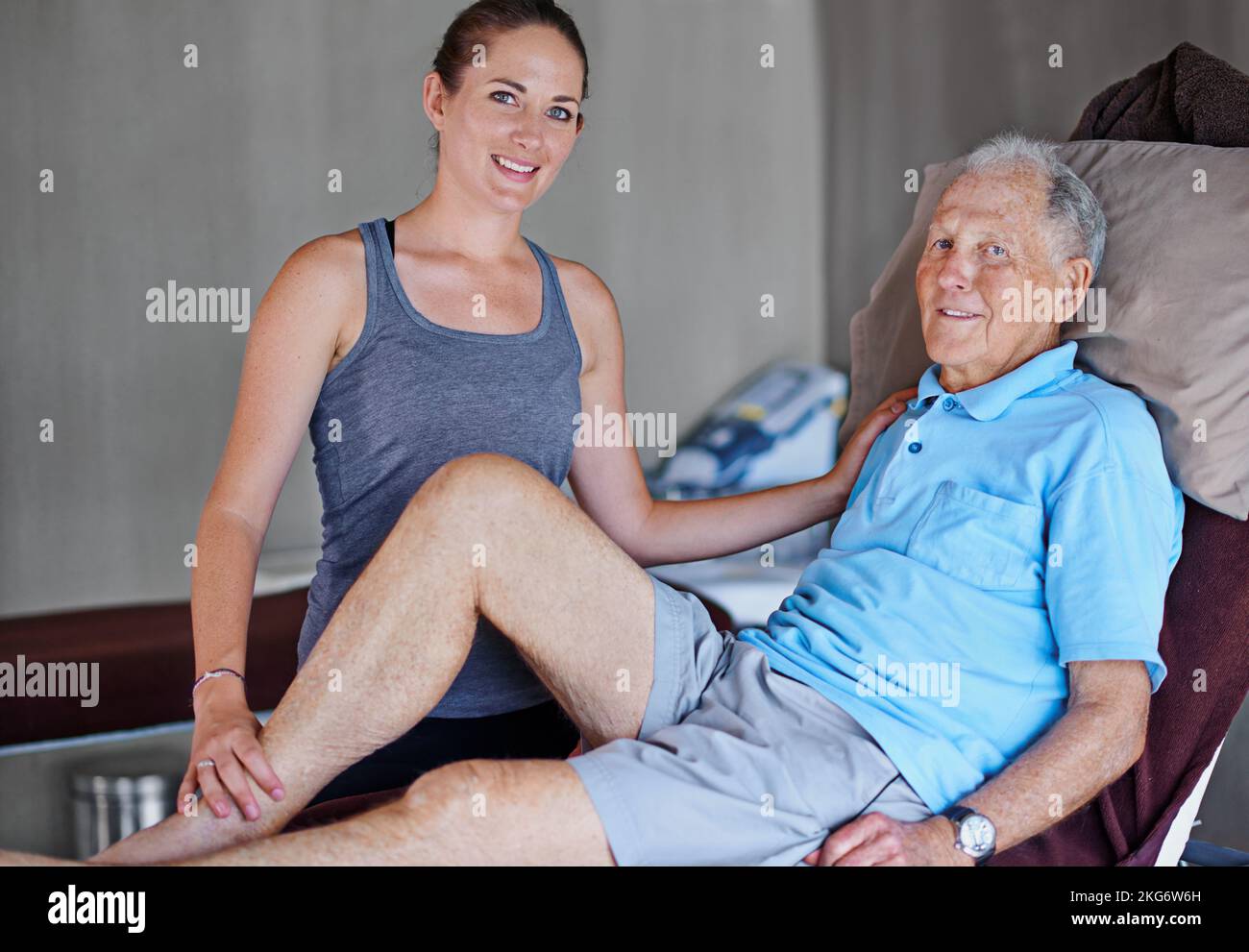 Meine Patienten wieder auf die Beine zu bringen. Porträt eines älteren Mannes, der eine Physiotherapie mit einer Therapeutin gemacht hat. Stockfoto