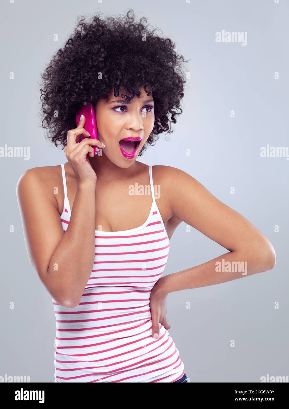 Auf keinen Fall. Studioaufnahme einer jungen Frau, die auf einem rosa Handy spricht. Stockfoto