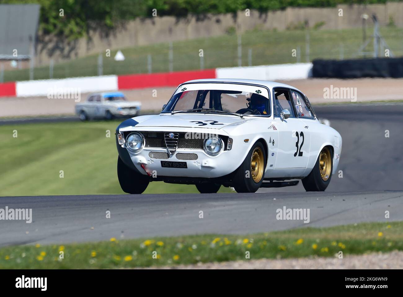 Bernado Hartogs, will Nuthall, Alfa Romeo GTA, Sixties Touring Car Challenge mit U2TC für Under Two Liter Touring Cars, nach einem rollenden Start, ein Stockfoto