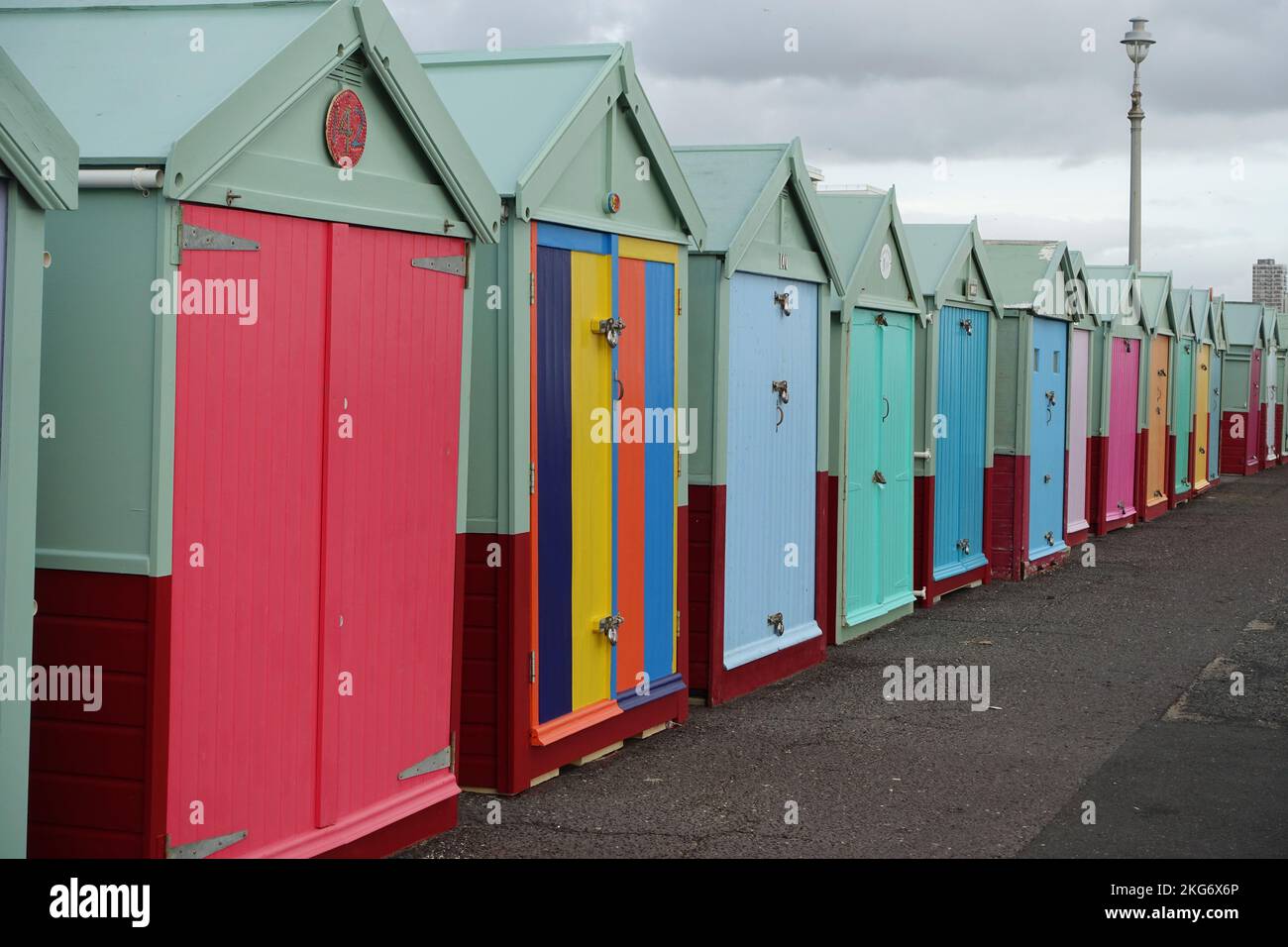 Brighton Beach Huts, Brighton, England, Großbritannien Stockfoto