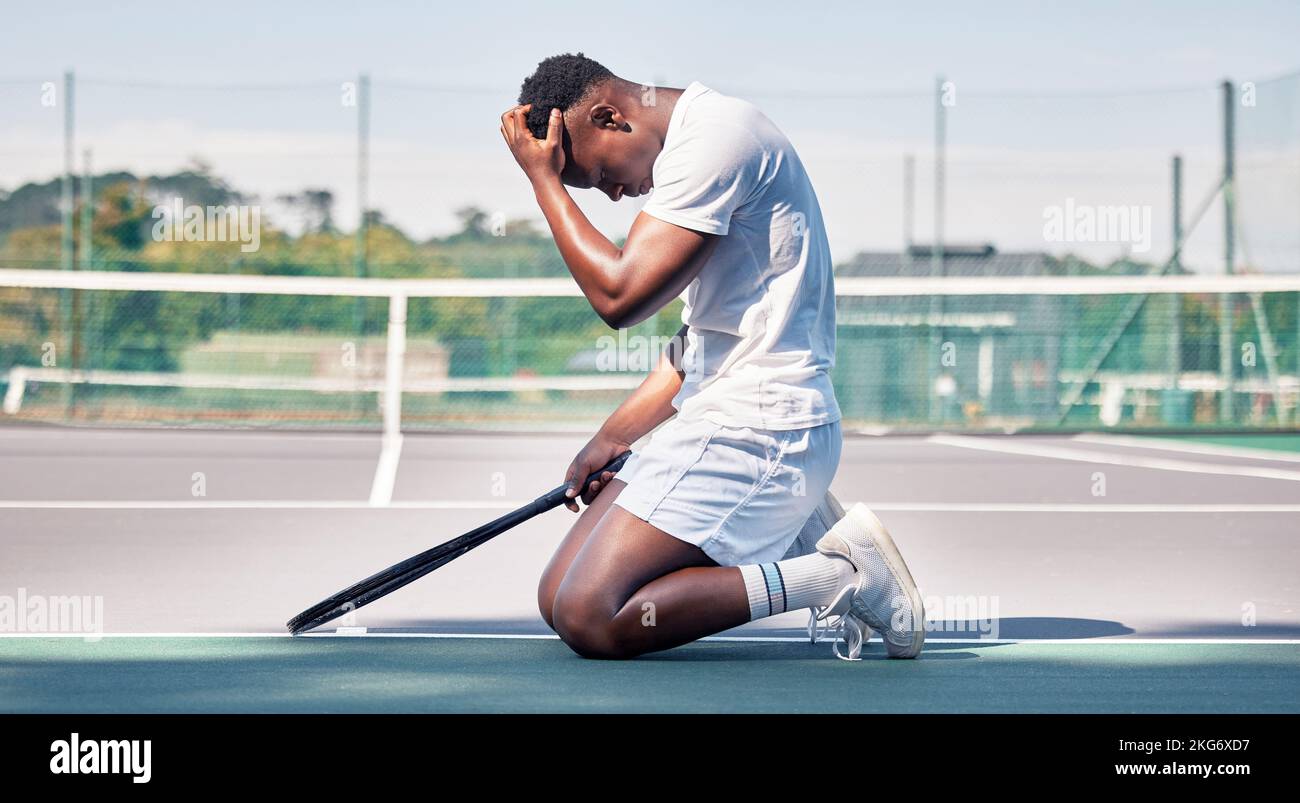 Tennisplatz, Fehler und schwarzer Mann mit Depressionen, Stress und psychische Gesundheit Problem der Angst nach Sport-Training, Training und Bewegung. Sportler Stockfoto