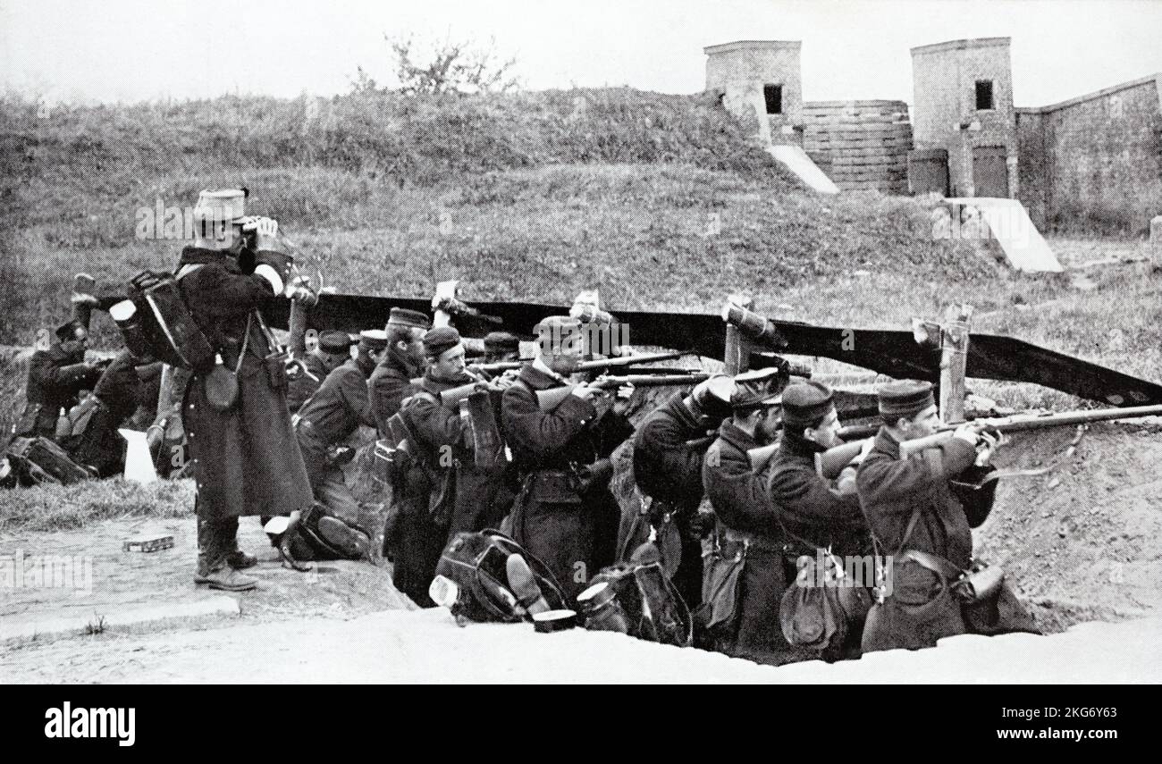 Belgische Infanterie, die in den frühen Stadien des Ersten Weltkriegs (1914-1918) Gewehrschießen praktiziert. Stockfoto