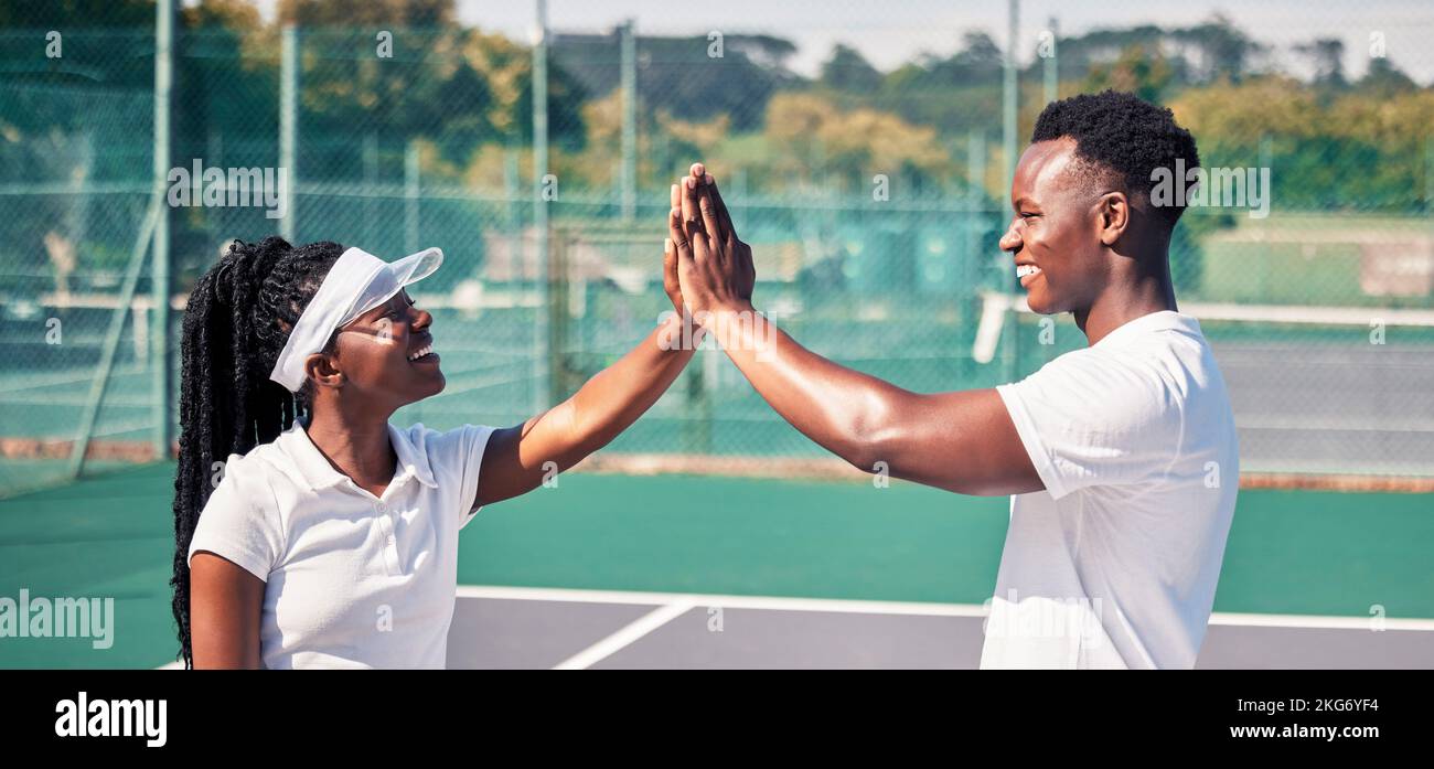 High Five, Tennis und Sport Paar oder schwarze Menschen mit Erfolg, Wettbewerb Glückwünsche oder Unterstützung in der Spiel-Zusammenarbeit. Tennisplatz, Sportler Stockfoto