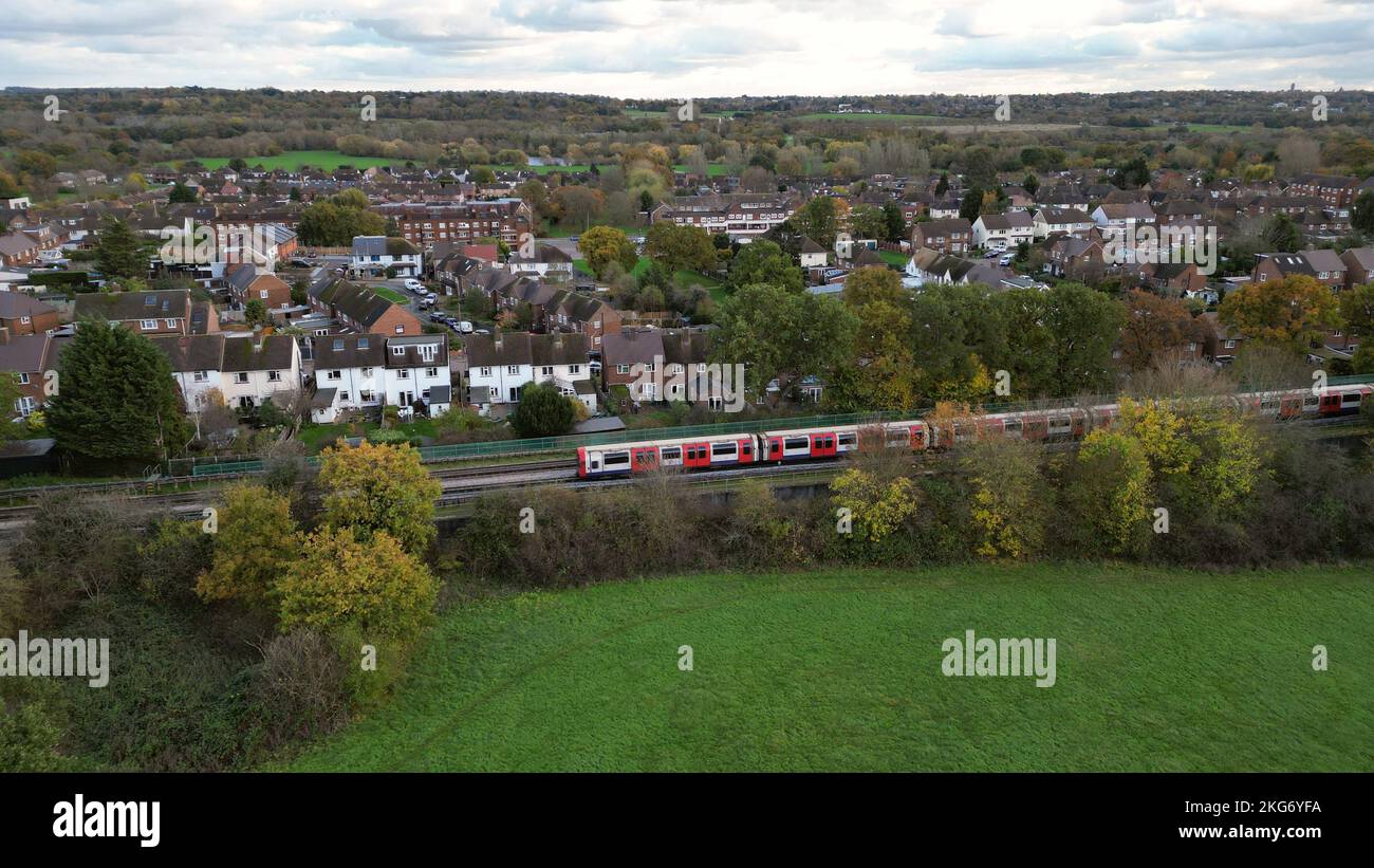 Eine Luftaufnahme eines alten Zuges, der vor den Londoner Vororten, England, fährt Stockfoto