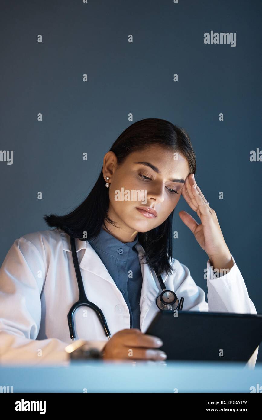 Arzt, Stress und Angst mit Tablette für die medizinische Forschung, Problem und frustriert, während Sie über schwierige Operationen im Krankenhaus denken. Gesundheitsexperte Stockfoto