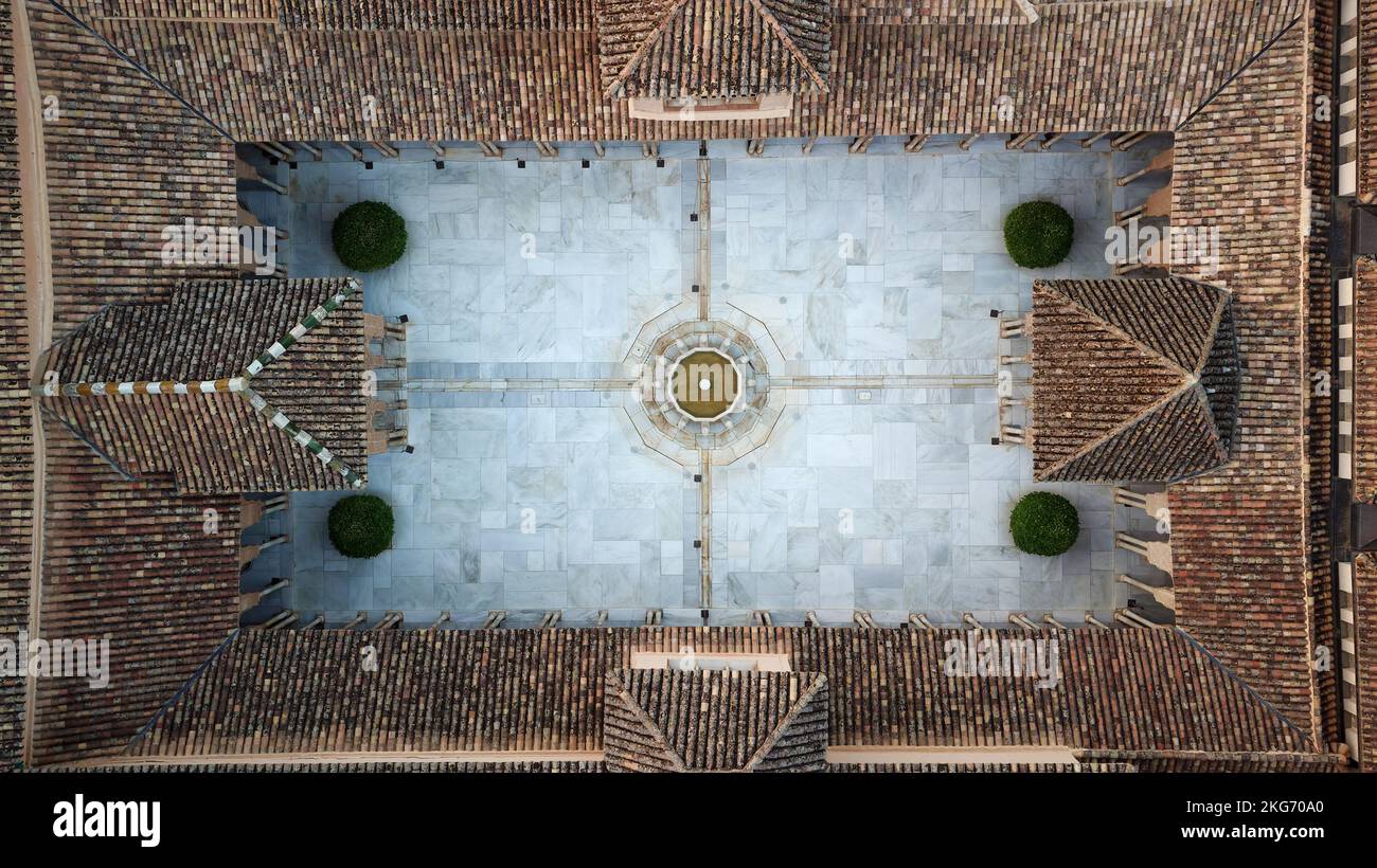 Luftaufnahme des Löwenpalastes in der Alhambra, Granada. Maurische Architektur. Unesco-Weltkulturerbe Spanien. Reise in der Zeit. Stockfoto