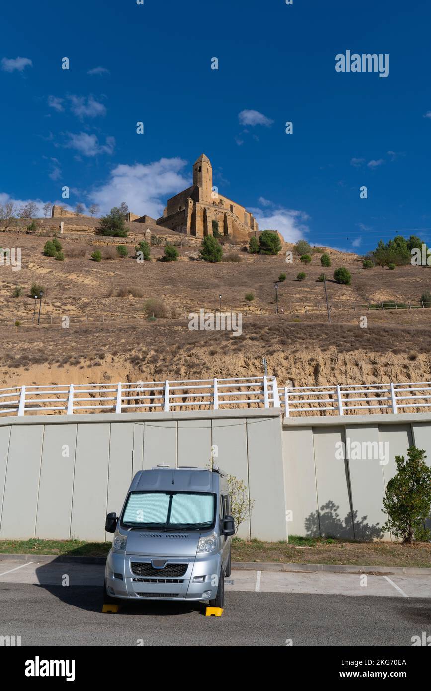 Spanisches Wohnmobil Aire mit Kirche San Vicente de la Sonsierra in der Provinz La Rioja, Spanien Stockfoto