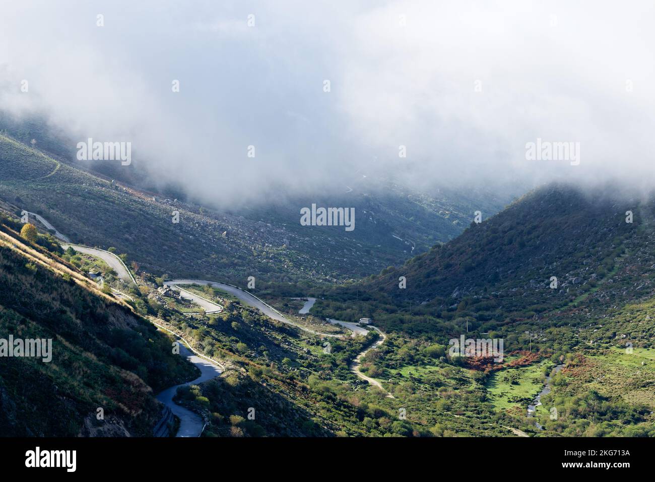 Blick über die Landschaft der Serra da Estrela, dem höchsten Berg des kontinentalen Portugals. Malerische Straßen mit fantastischen Aussichtspunkten. Reisen um die Welt. Stockfoto