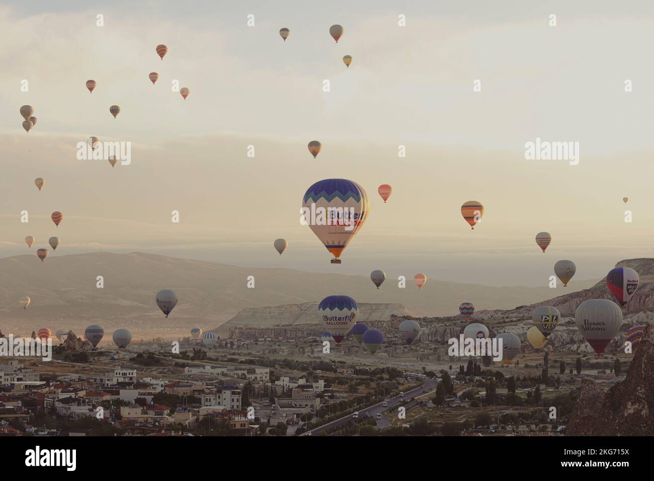 GOREME/TÜRKEI - 27. Juni 2022: Heißluftballons am Himmel bei Sonnenaufgang in der türkei Stockfoto