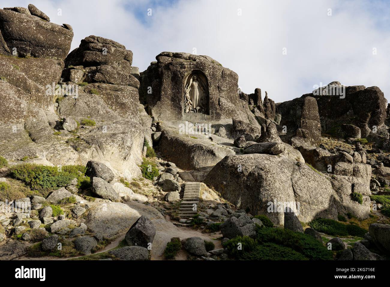 Blick über unsere Frau des Guten Sterns oder Nossa Senhora da Boa Estrela, ein kleines Heiligtum in den Berg in Serra da Estrela, Portugal. Stockfoto