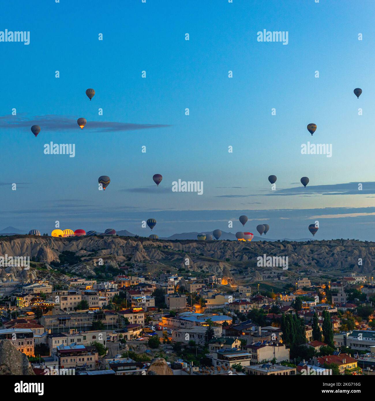 GOREME/TÜRKEI - 29. Juni 2022: Heißluftballons fliegen bei Sonnenaufgang Stockfoto